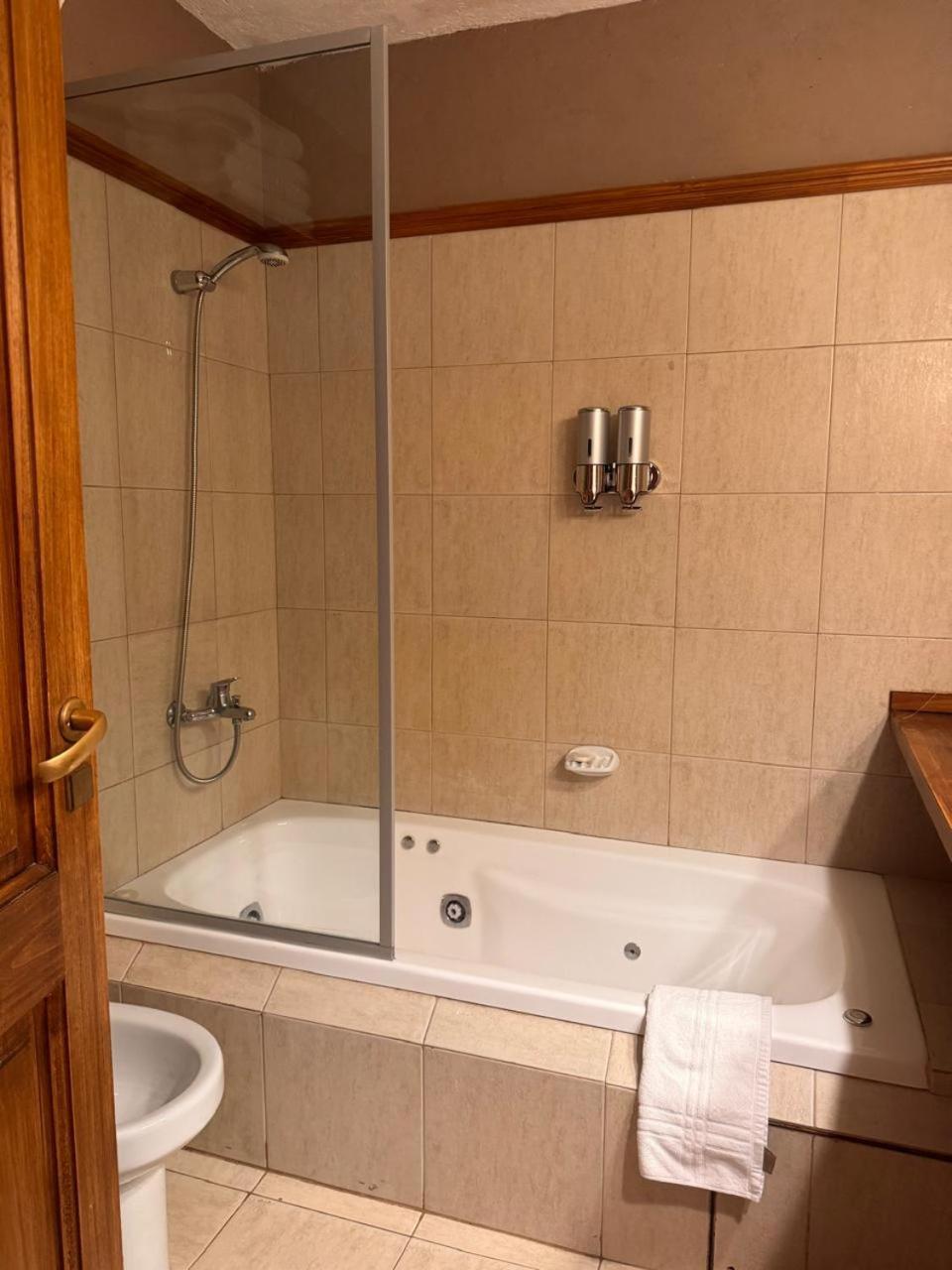 Arelauquen Bungalows&Suites San Carlos de Bariloche Bagian luar foto